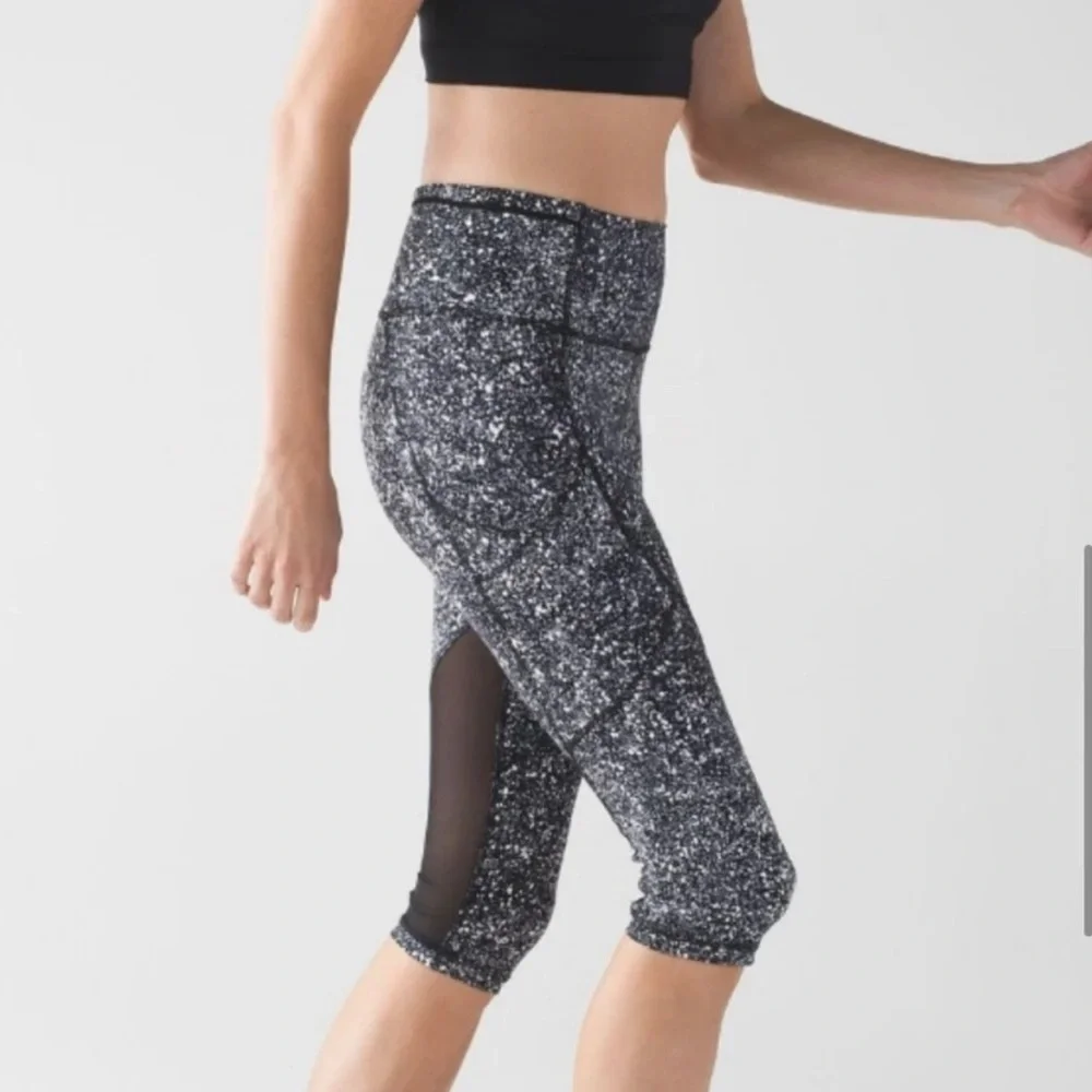 lululemon athletica Black and White Patterned Cropped Leggings Size 6 - Picture 1 of 6